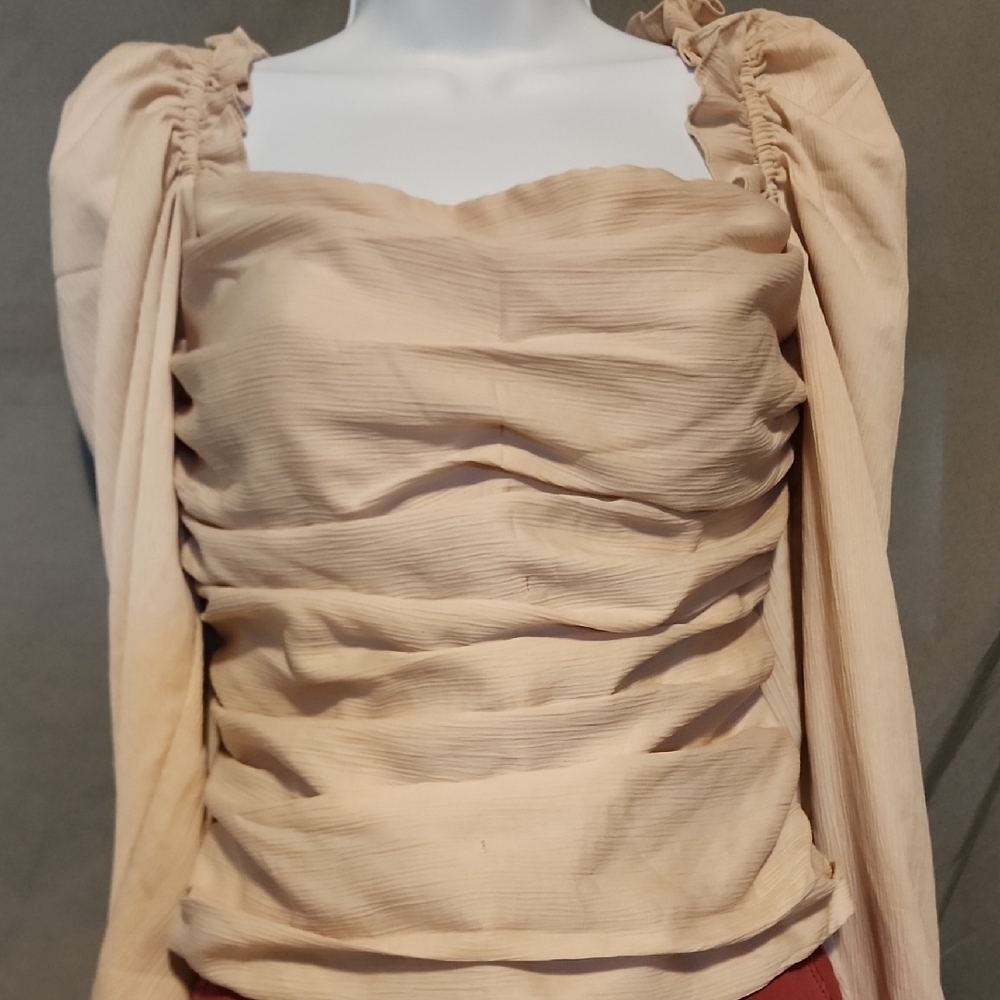 Trendy Astr NWOT Med Modern Top